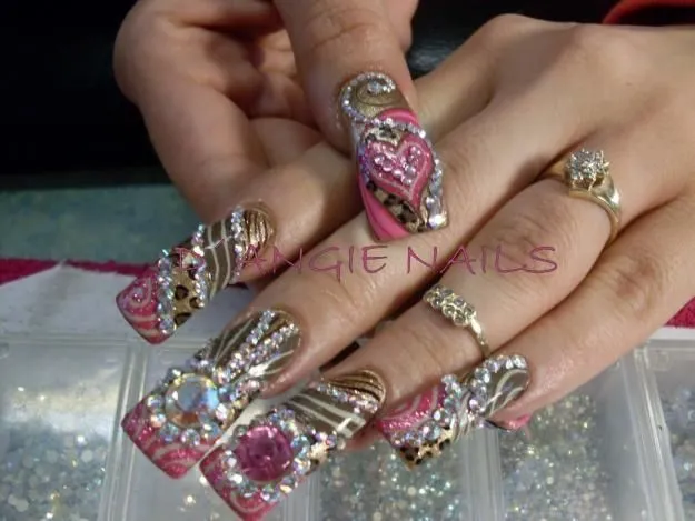 Uñas en tonos rosa con dorado | UÑAS ACRILICAS | Pinterest