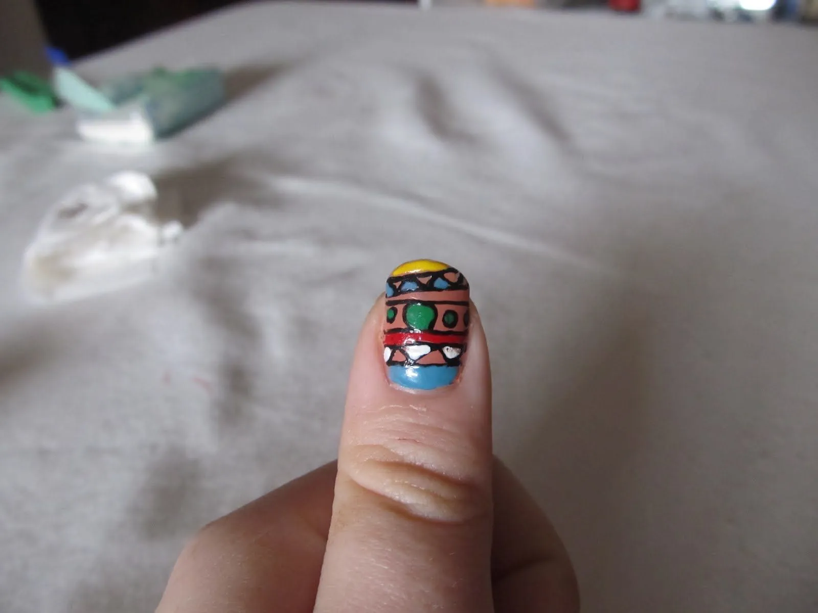 Uñas: Uñas de estilo navajo. Uñas: Uñas de estilo navajo.