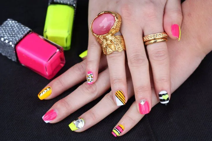 Todo Unhas: Uñas Brillantes de Colores Fosforescentes