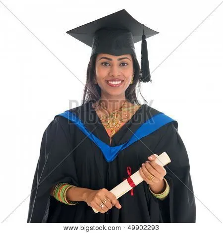 Universitario indio feliz en toga y gorro sosteniendo diploma ... Universitario indio feliz en toga y gorro sosteniendo diploma ...
