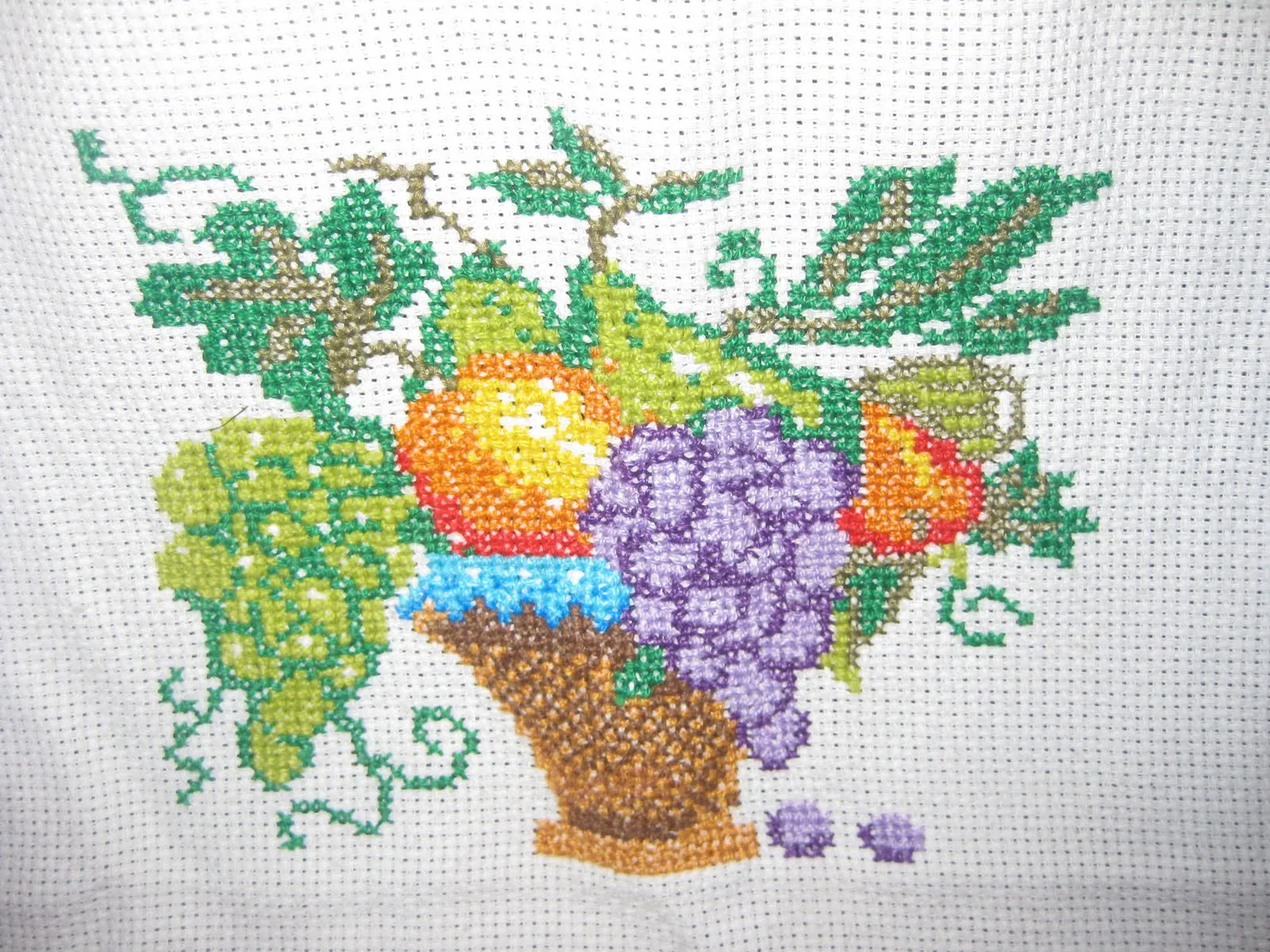este es unmantelito que hice en punto cruz es un bodegon de frutas este es unmantelito que hice en punto cruz es un bodegon de frutas