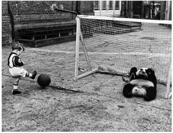 Un+niño+juega+al+fútbol+contra ...