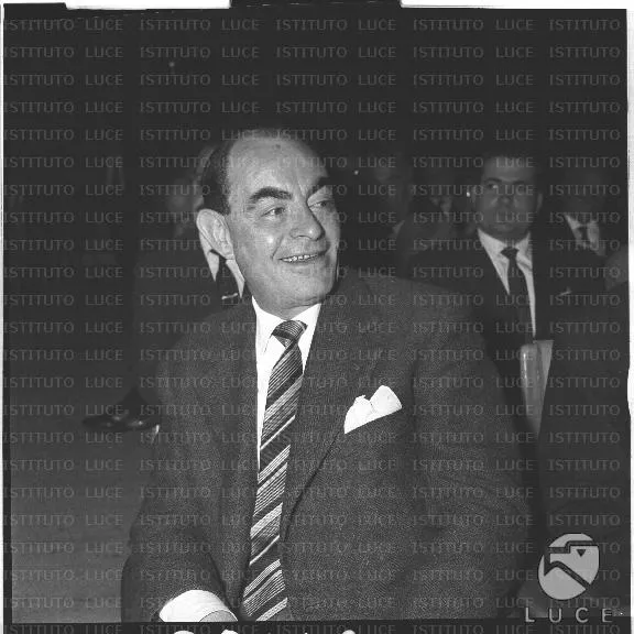 Un uomo seduto in platea tra il pubblico - piano medio - Fondo ... Un uomo seduto in platea tra il pubblico - piano medio - Fondo ...