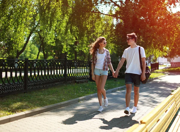 Urbano joven pareja de enamorados caminando en un día soleado de ...