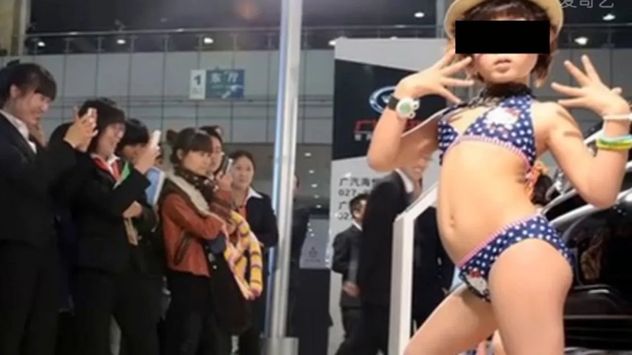 Utilizan a niñas de cinco años en bikini para promocionar un Salón del Automóvil en China Utilizan a niñas de cinco años en bikini para promocionar un Salón del Automóvil en China
