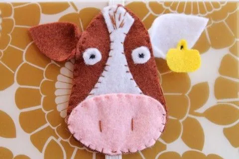 Vaca de fieltro para adornar una libreta - Decorar Hogar