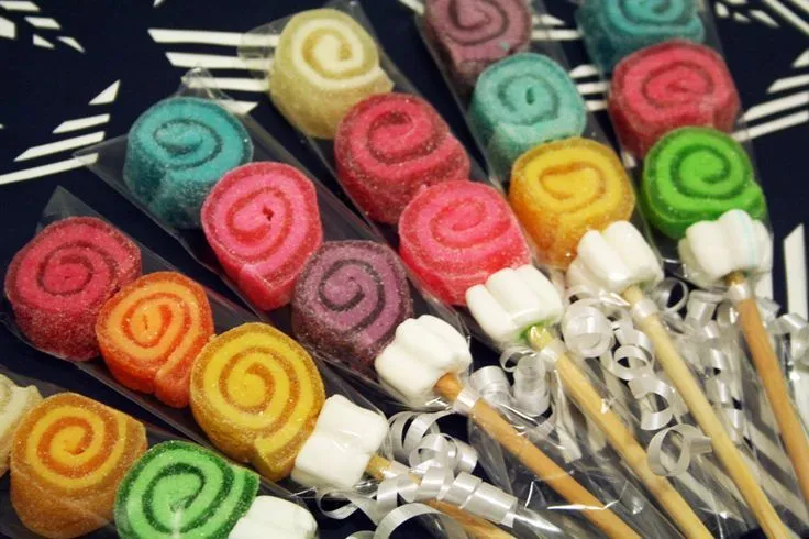 Coloridas brochetas de gomitas en DEDU. El recuerdo perfecto para ...