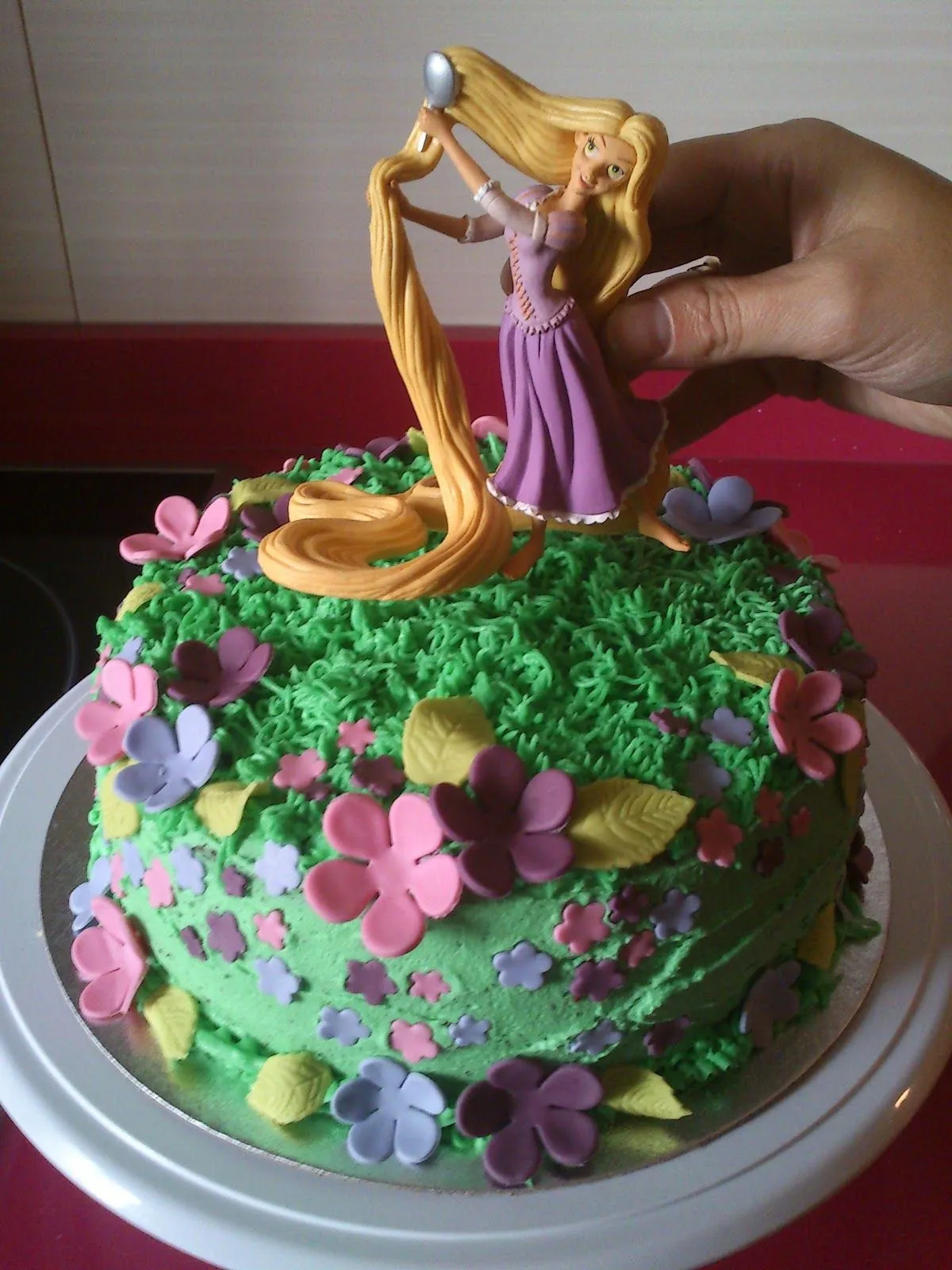 Valle Rico: Tarta Rapunzel de Buttercream y Fondant con figura de ... Valle Rico: Tarta Rapunzel de Buttercream y Fondant con figura de ...