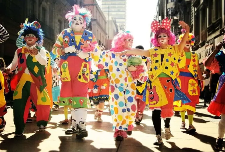 Si vas a hacer el payaso, mejor hazlo con un disfraz! Si vas a hacer el payaso, mejor hazlo con un disfraz!