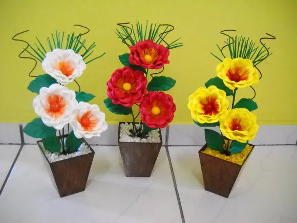 vasinho com arranjo de flores de e.v.a | Valquirinha artesanato em ... vasinho com arranjo de flores de e.v.a | Valquirinha artesanato em ...