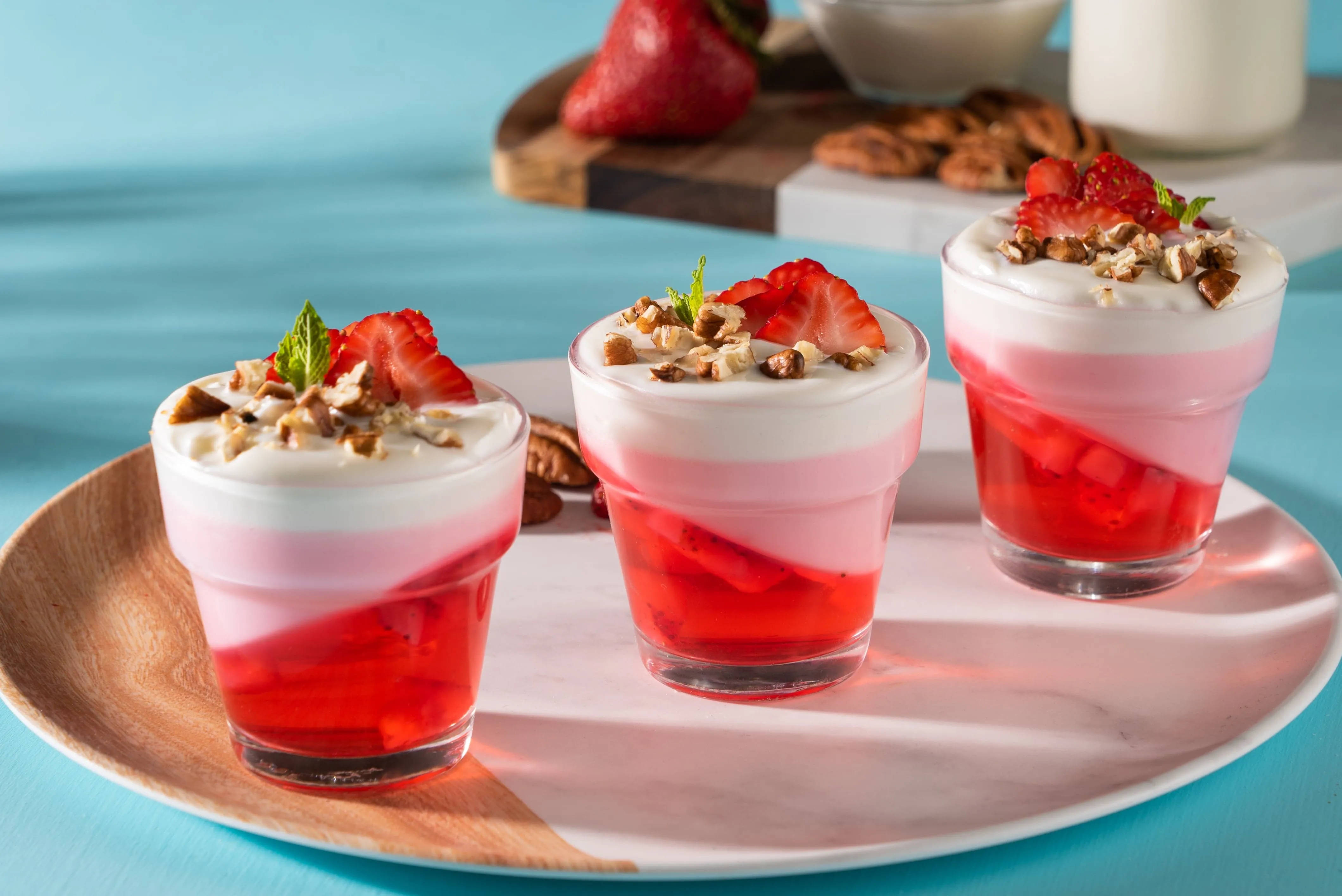 Vasitos de Gelatina de Fresa con Yoghurt Griego Vasitos de Gelatina de Fresa con Yoghurt Griego
