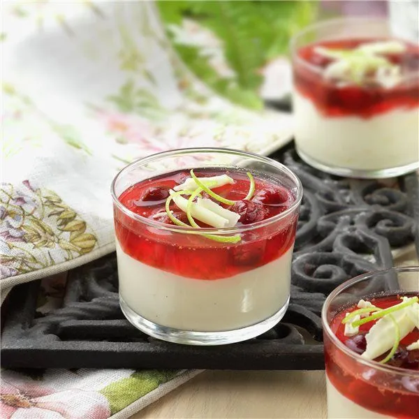 Vasitos de vainilla con gelatina de cerezas Vasitos de vainilla con gelatina de cerezas