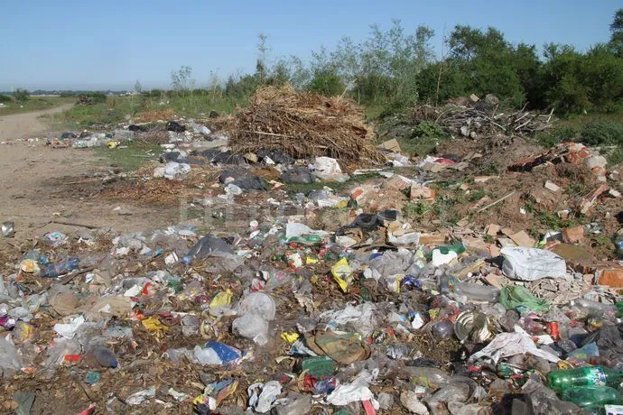 Los vecinos dicen que continúan tirando basura en Los Urunday ... Los vecinos dicen que continúan tirando basura en Los Urunday ...
