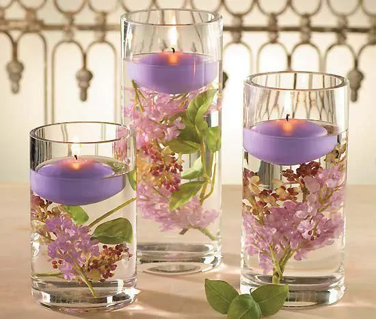 velas flotantes en cilindros de vidrio con flores frescas y agua ... velas flotantes en cilindros de vidrio con flores frescas y agua ...