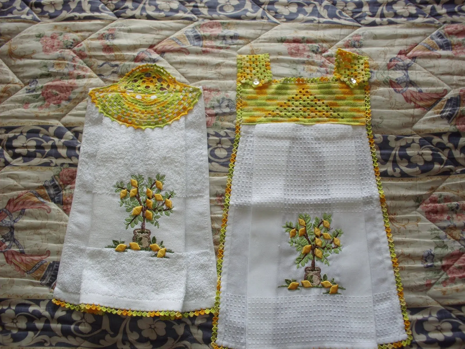 Vendo Bordados: Conjunto Pano de Cozinha e Vestido do Forno Limões Vendo Bordados: Conjunto Pano de Cozinha e Vestido do Forno Limões