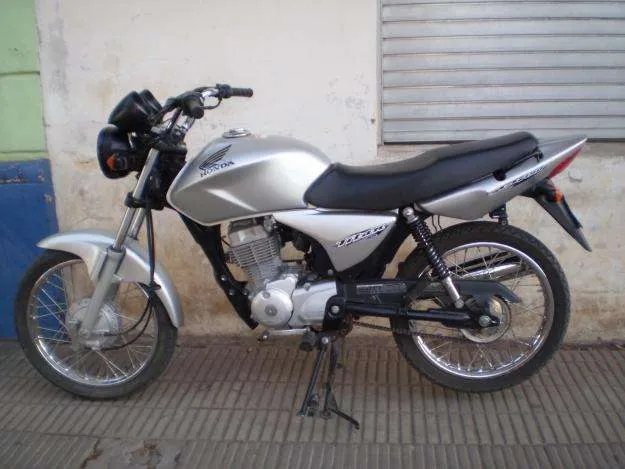 Vendo cg titan 150 color gris yampan todo aldia no le fanta nada ...