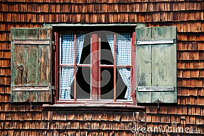 Ventana antigua en la pared de madera de la casa de registro