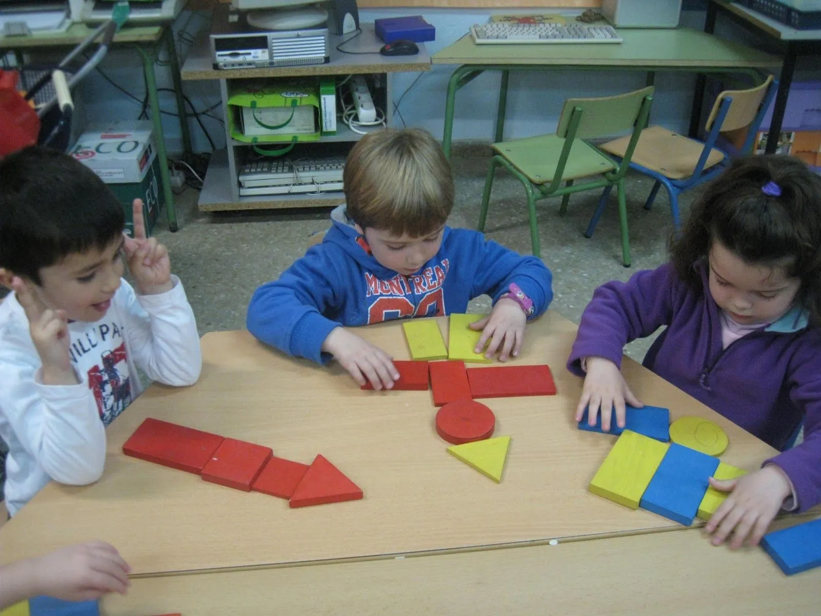 UNA VENTANA AL COLE: ¡JUGAMOS CON LAS FIGURAS GEOMÉTRICAS! ( 4 AÑOS)
