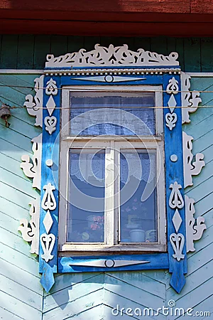  Ventana tallada de una casa de madera rusa.