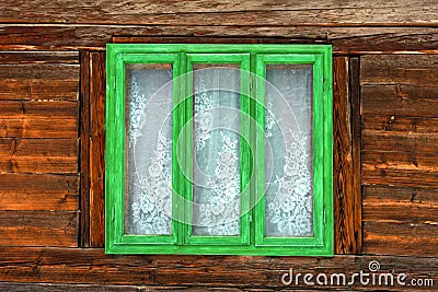  Ventana verde de una casa vieja rústica con las paredes de madera.