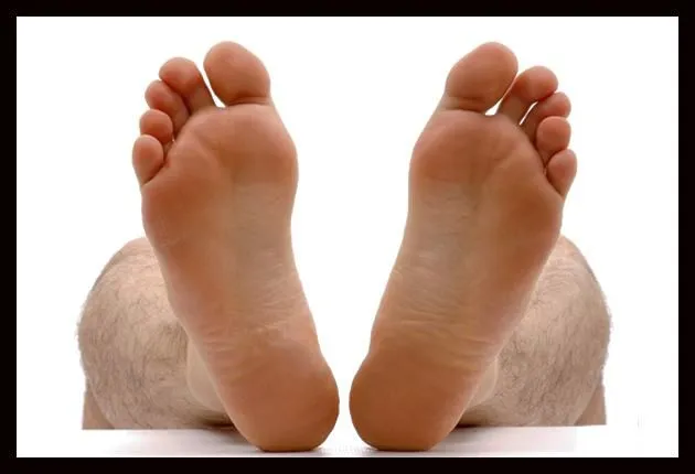 Pies de hombres descalzos - Imagui