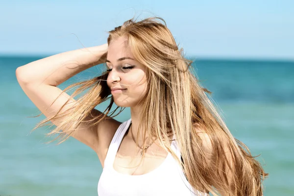 Verano. hermosas mujeres jóvenes con cabello largo y rubio — Foto ...