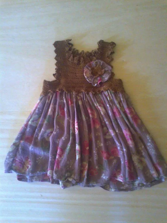 vestidito nina ganchillo y tela | Aprender manualidades es facilisimo.