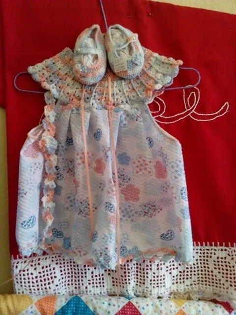 Vestido para bebé con detalle tejido en croché o crochet matizado ... Vestido para bebé con detalle tejido en croché o crochet matizado ...