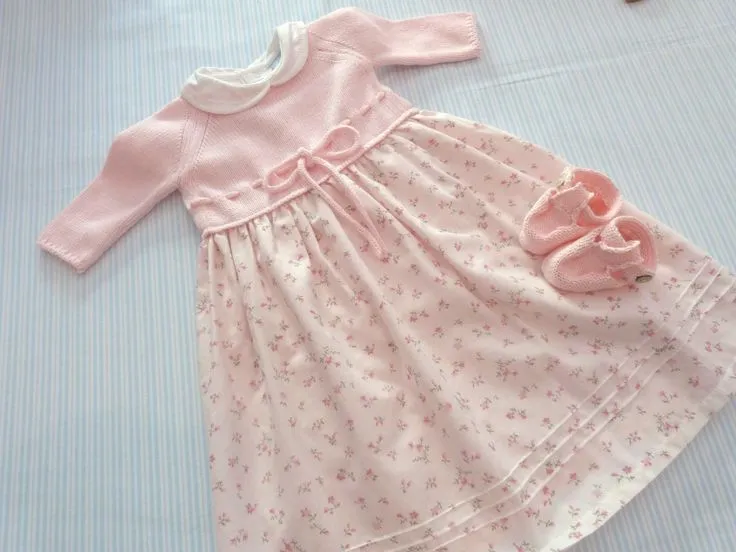 Vestido color rosa claro, con peto tejido y falda de tela, con ... Vestido color rosa claro, con peto tejido y falda de tela, con ...