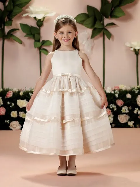 Vestido de primera comunión de tejido rayado con lazo en la ... Vestido de primera comunión de tejido rayado con lazo en la ...