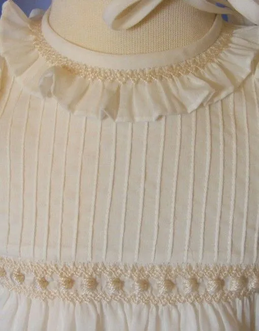 Vestido crudo con punto ruso y volantes con gorrito | Carmen Reyes ... Vestido crudo con punto ruso y volantes con gorrito | Carmen Reyes ...