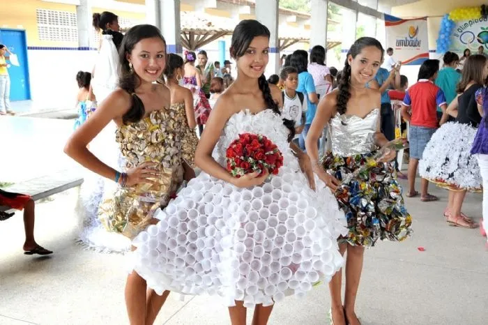Vestido fantasía con material de desecho | reciclaje | Pinterest