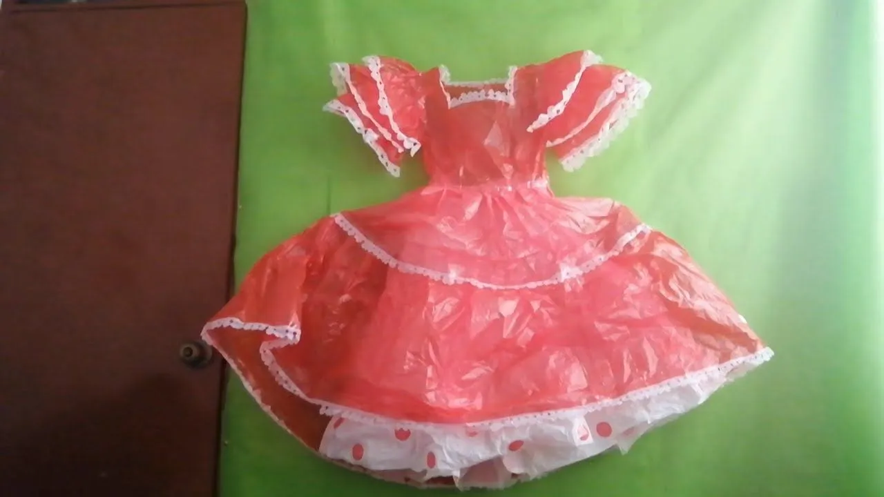 Vestido de festejo con reciclaje - YouTube
