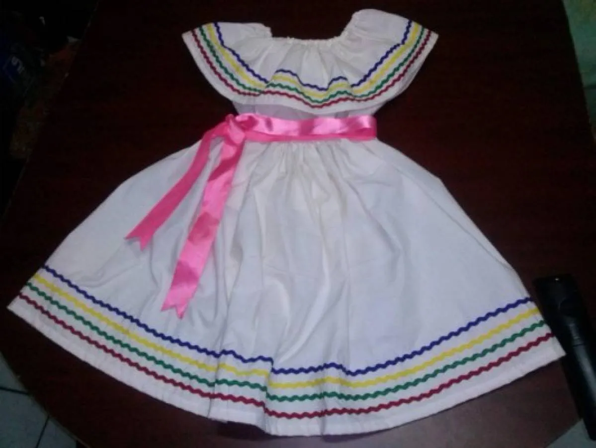 Cómo hacer un vestido folclórico en sencillos pasos Cómo hacer un vestido folclórico en sencillos pasos