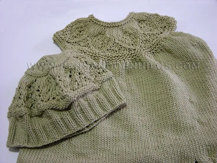 Vestido con gorro a juego tejido a dos agujas con hilo 100 ... Vestido con gorro a juego tejido a dos agujas con hilo 100 ...
