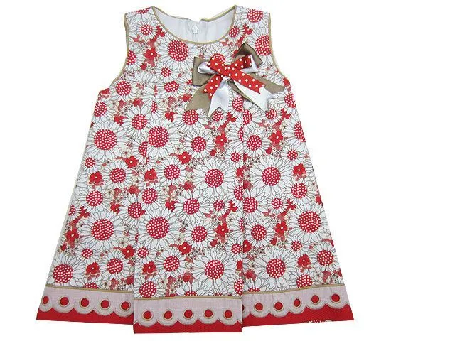 Vestido para niña de piqué estampado en tonos blancos, beige y ... Vestido para niña de piqué estampado en tonos blancos, beige y ...