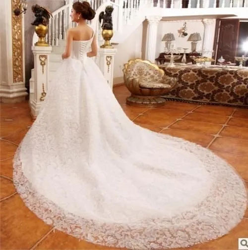 Vestido de novia con cola larga