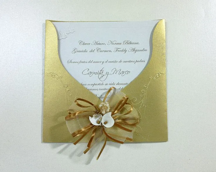 Invitación para Bodas de Oro con sobre repujado dorado, adorno con ... Invitación para Bodas de Oro con sobre repujado dorado, adorno con ...