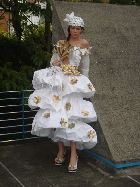 Vestidos ecologicos con material reciclados papel plasticos chapas ... Vestidos ecologicos con material reciclados papel plasticos chapas ...