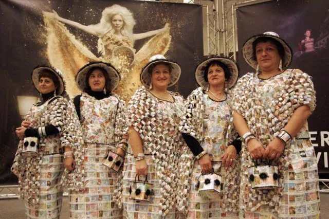 Vestidos hechos con décimos para atraer al Gordo de Navidad | Qué.es