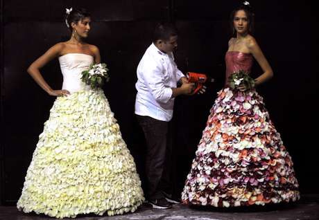 Vestidos hechos de materiales extraños: condones, periódico y comida Vestidos hechos de materiales extraños: condones, periódico y comida