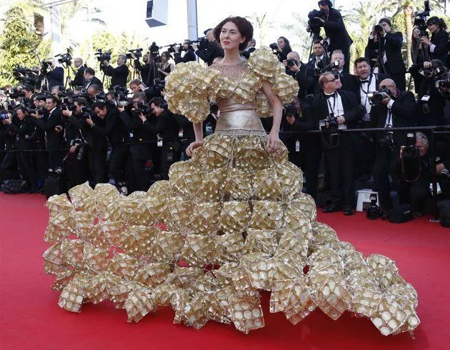 Vestido realizado con cajas de huevos y tapones de corcho ...