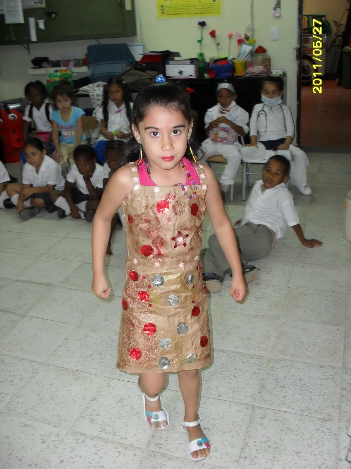 VESTIDOS CON MATERIAL RECICLABLE PARA NIÑAS - Imagui