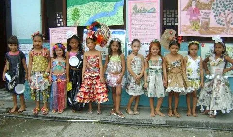 VESTIDOS CON MATERIAL RECICLABLE PARA NIÑAS - Imagui