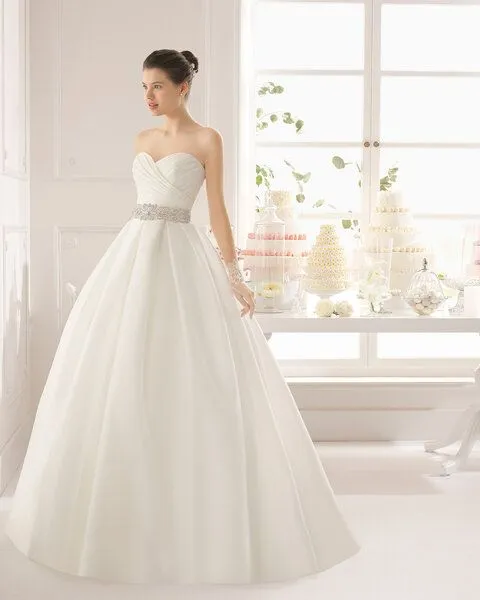 Vestidos de novia para mujeres con poco pecho: lo que te quedará ideal