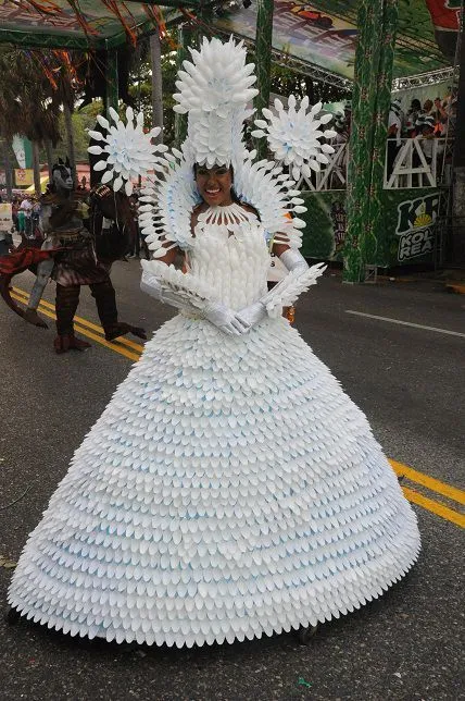 Hermosa y creativa....ganando premios con el reciclaje | Trajes ...