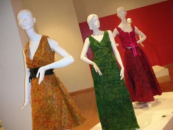 Vestidos de reciclaje de condones - Imagui