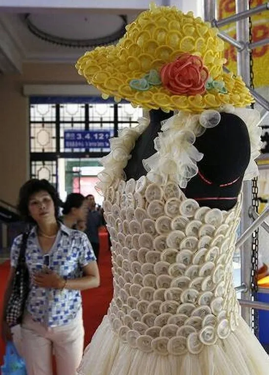 Vestidos de reciclaje de condones - Imagui