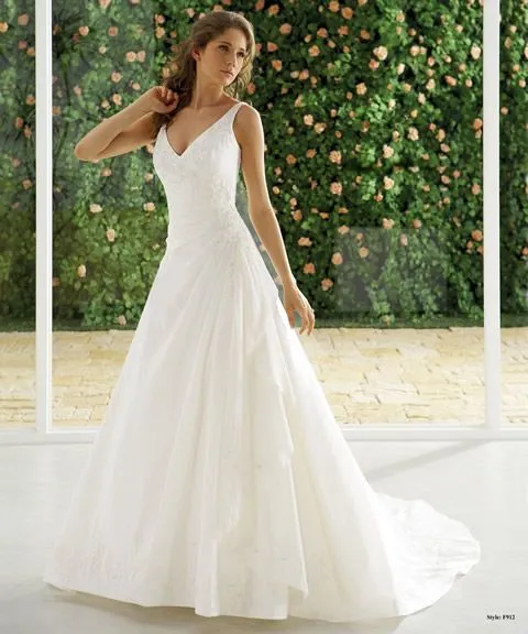 Vestidos y trajes de novia baratos. Desde 690 € Vestidos y trajes de novia baratos. Desde 690 €