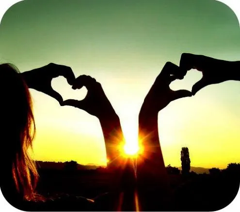 La vida es como un espejo; te sonrie si la miras sonriendo: Amor. La vida es como un espejo; te sonrie si la miras sonriendo: Amor.